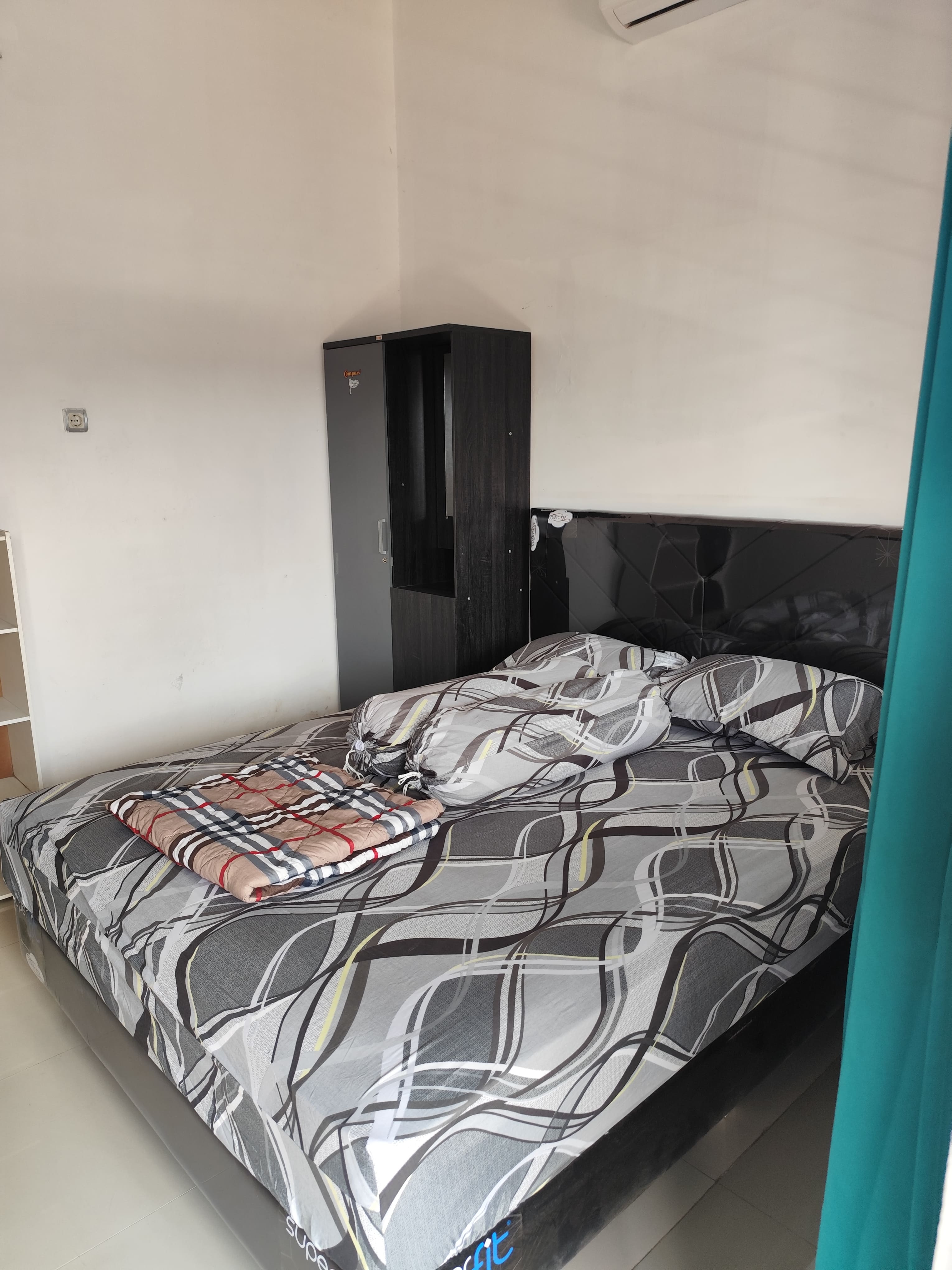 Kamar R-01 Queen Bed